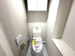 お掃除らくらく。便座脇の操作盤をなくした、リモコンタイプのお手洗い。
