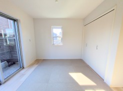 新築の木の匂いのする室内。写真では伝わらないので、ぜひ現地でお確かめください。
