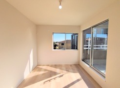 バルコニーからはたっぷりと太陽の光が舞い込みます。
