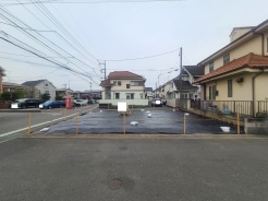 整然とした街並みに、未来への期待を込めた空間