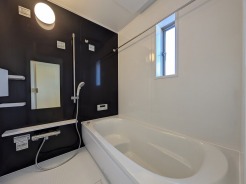 広々１坪タイプのゆったり浴室ユニットは半身浴もゆっくり楽しめるベンチバス仕様。防カビ・抗菌素材なのもうれしい。
