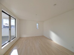 バルコニーからはたっぷりと太陽の光が舞い込みます。
