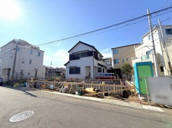 駐車が苦手な方にも嬉しい、前面６ｍ道路に面した住まい。
