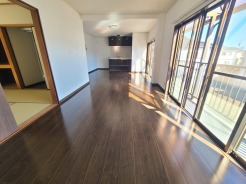 床に映る光の陰影が、空間に奥行きと安らぎをもたらします