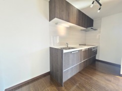 温かみのある木目調と洗練されたデザインが調和する空間