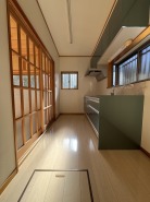 収納たっぷり。調理器具や調味料も出し入れしやすいですね。
