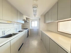 キッチン裏の空間もしっかり確保。カップボードも大きなものを置けそうです。
