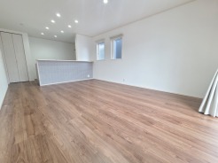 洗練された木目調の床が温もりと広がりを感じさせる空間