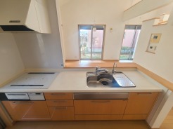 爽やかな空間が心地よい、広がりを感じるキッチン。