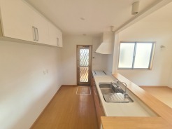 木の温もりと清潔感のある、心地よい空間が広がります。