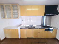 暖色系のキッチン空間が、心地よい温もりを醸し出しています