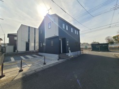 モダンな外観が迎える、落ち着きある佇まい。