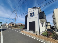 青い空と白い外壁のコントラストが、爽やかな印象の街並み。