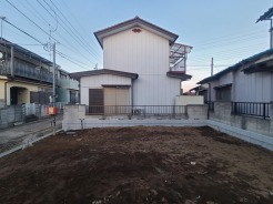 澄んだ空の下、穏やかな時間が流れる邸宅。