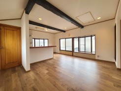 木の温もりと梁が印象的な、広々とした心地よい空間。