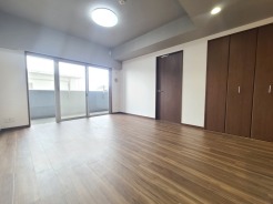 開放的な空間に、心地よい風が通り抜けるような明るい室内