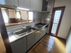 対面キッチンがご家族の温かい時間を演出。
