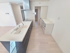 木目の床が温もりを添える、すっきりとした空間。