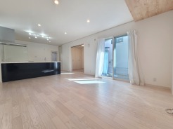 明るく開放的な空間に、木目の床が温もりを添える住まい