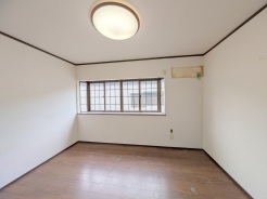 今からここを誰のお部屋にしようか、そんな洋室。大きさは６帖です。
