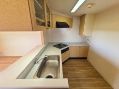 温かみのある色合いが、心地よい空間を演出するキッチン。