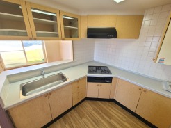 温かみのある木目調のキッチン空間で、心地よいひとときを