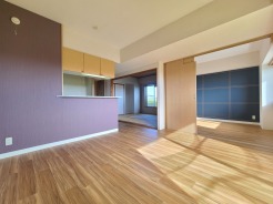 木目調の床に柔らかな光が広がる、心地よい空間。