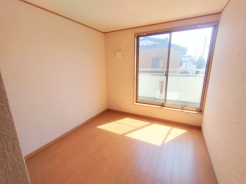 南から明るい光が射し込む、陽だまりの空間。