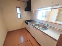 対面タイプなら、キッチン内にいながらご家族やお客様との会話が楽しめます。