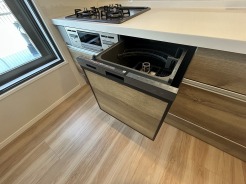 手に優しい、後片づけおまかせの食洗機。食後のだんらんを早く楽しんでください。