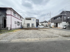 角地につき、開放感に恵まれる住居がここに。

