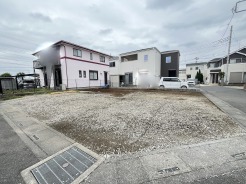 車通りの少ない閑静な住宅地、のびのびした子育てに適します。
