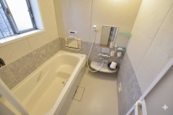 浴室は湿気がたまりやすく、換気扇だけでは心配。窓をあければお風呂がカラっと乾きます。
