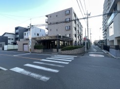 落ち着いた色味と整ったフォルムが街並みに美しく調和しています。
