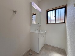 収納豊富な三面鏡付洗面化粧台。水回りのあれこれがキレイに収まりそうですね。