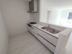 料理をしながらでも、ご家族との会話を楽しめる対面キッチン。
