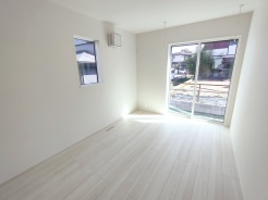 南向きの大きな窓から、たっぷりの陽射しが射し込みますね。
