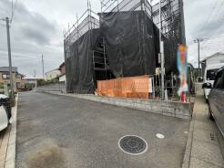 駐車が苦手な方にも嬉しい、前面６ｍ道路に面した住まい。
