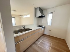 リビングで遊ぶお子様を見守りながらお料理ができる、対面キッチン。
