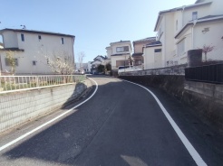 駐車が苦手な方にも嬉しい、前面６ｍ道路に面した住まい。
