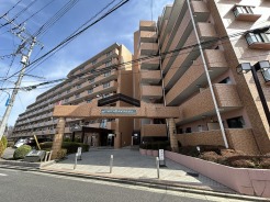若葉駅徒歩10分の近さ。通勤通学に便利で、駅周辺の生活施設も利用しやすい。
