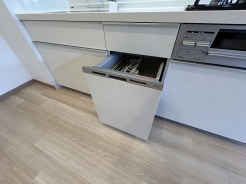 手に優しい、後片づけおまかせの食洗機。食後のだんらんを早く楽しんでください。
