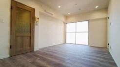 木の温もりを感じる扉と、広がる空間が心地よい住まい。