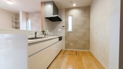 洗練されたデザインと温かみのある木目が調和する、心地よい空間。