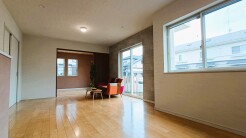 温かい木目調と、ゆったりとくつろげる空間