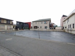 閑静な住宅地で、小さなお子様がいるご家族にも安心。
