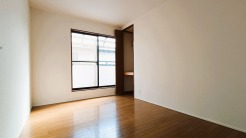 たっぷりの陽光と、心地よい風が舞い込みます。
