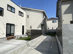 セカンドカーにも便利、2台駐車可の敷地。
