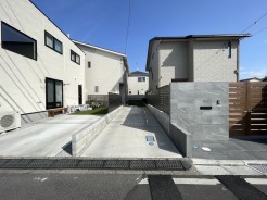 車通りの少ない閑静な住宅地、のびのびした子育てに適します。
