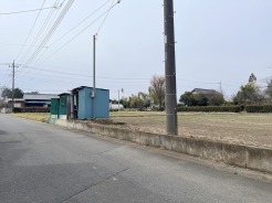 住民の方が主に利用する交通量少なめの道路に面してます。
